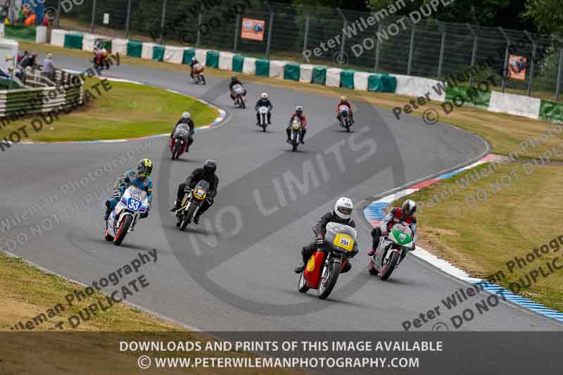 Vintage motorcycle club;eventdigitalimages;mallory park;mallory park trackday photographs;no limits trackdays;peter wileman photography;trackday digital images;trackday photos;vmcc festival 1000 bikes photographs